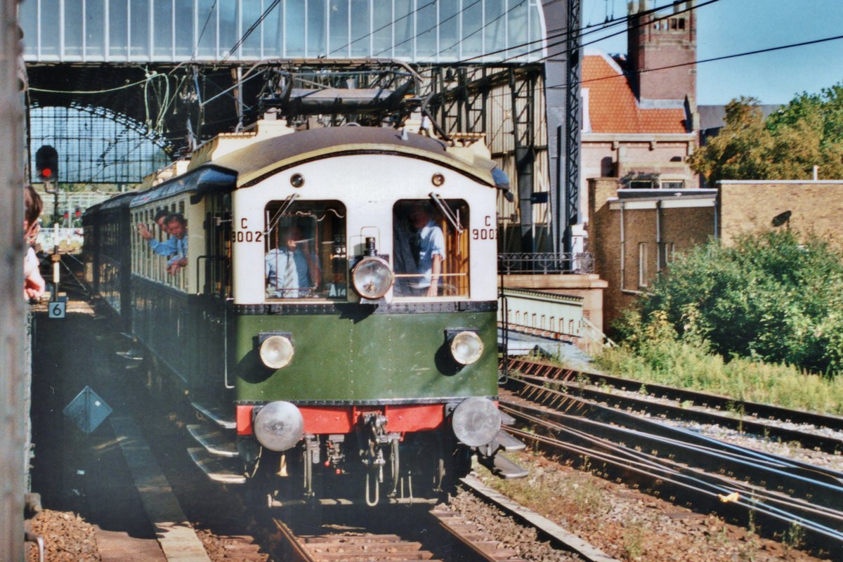 NS Museumstriebwagen 9002 verlässt am 20.September 2014 Haarlem. 