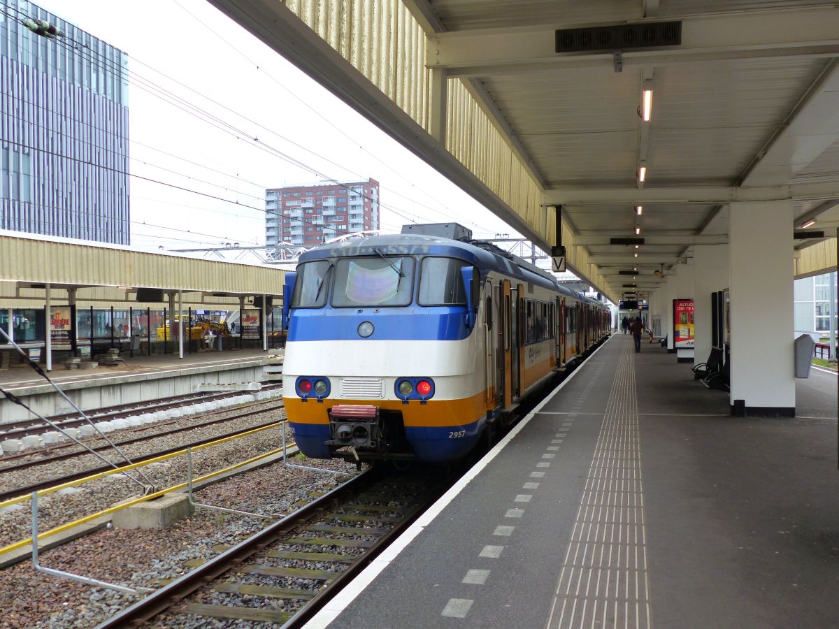 NS SGM-III Sprinter Triebzug 2957 Gleis 2 Leiden Centraal 28-03-2019.

NS SGM-III Sprinter treinstel 2957 spoor 2 Leiden Centraal 28-03-2019.