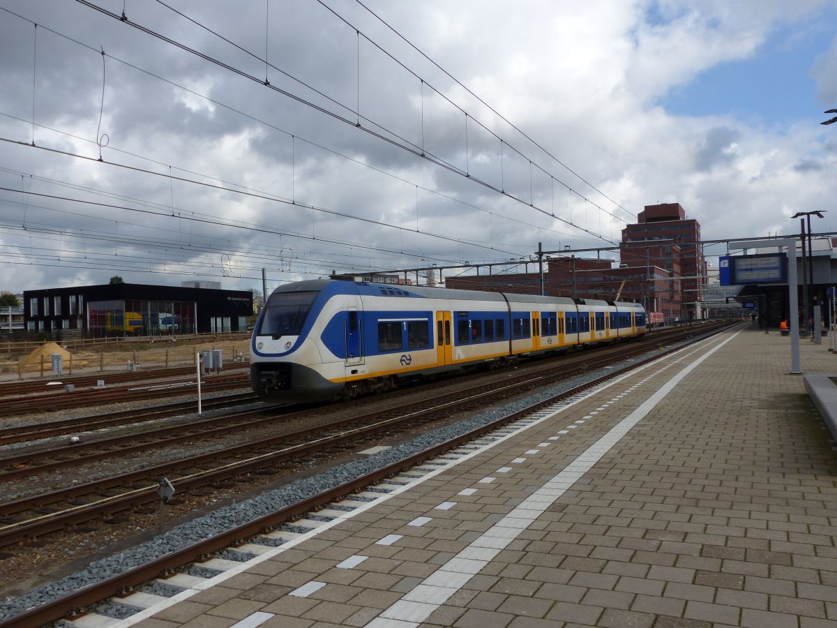 NS SLT-4 Triebzug 2452 Gleis 9 Amersfoort Centraal 03-03-2020.

NS SLT-4 treinstel 2452 spoor 9 Amersfoort Centraal 03-03-2020.