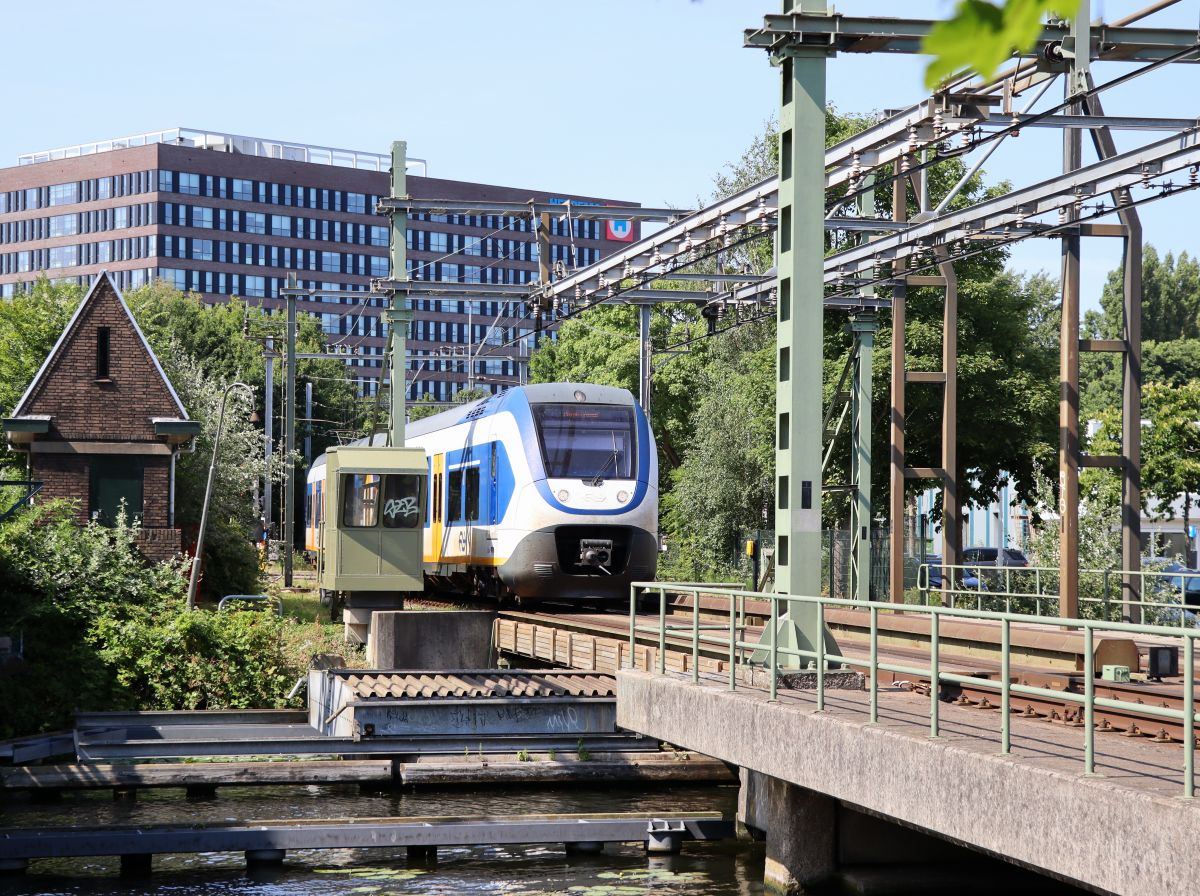 NS SLT-6 Triebzug 2624 Intercity von Leiden nach Utrecht. Galgewaterbrug. Rijnzichtbrug, Leiden  18-07-2022.

NS SLT-6 treinstel 2624 als intercity van Leiden naar Utrecht. Galgewaterbrug. Rijnzichtbrug, Leiden  18-07-2022.