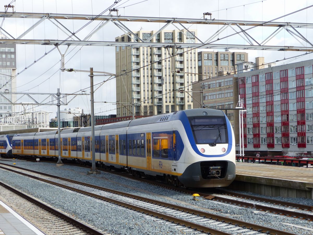 NS SLT-6 Triebzug 2657 Gleis 2 Leiden Centraal Station 18-02-2020.

NS SLT-6 treinstel 2657 spoor 2 Leiden Centraal Station 18-02-2020.