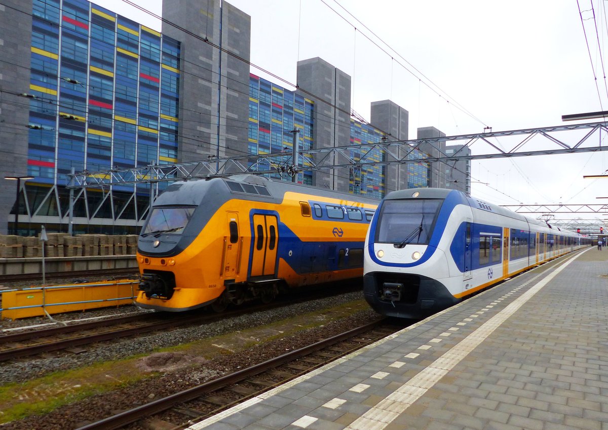 NS SLT Triebzug 2616 en IRM Triebzug 8658 Gleis 7 und 8 Bahnhof Leiden Centraal 28-03-2019.

NS SLT treinstel 2616 en IRM treinstel nummer 8658 tijdens werkzaamheden aan het emplacement. Spoor 8 Leiden Centraal 28-03-2019.