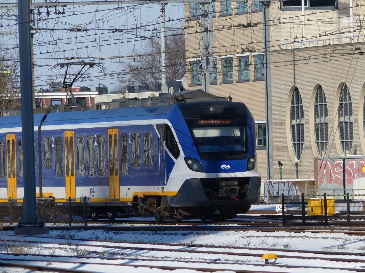 NS SNG treinstel 2302 Einfahrt Utrecht Centraal Station 11-02-2021.

NS SNG treinstel 2302 binnenkomst buurtsporen Utrecht CS 11-02-2021.