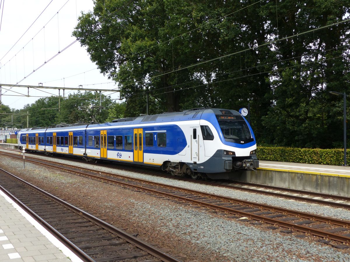 NS Stadler Flirt3 Treibzug 2226 Gleis 1 Ede-Wageningen 30-07-2021.

NS Stadler Flirt3 treinstel 2226 spoor 1 Ede-Wageningen 30-07-2021.