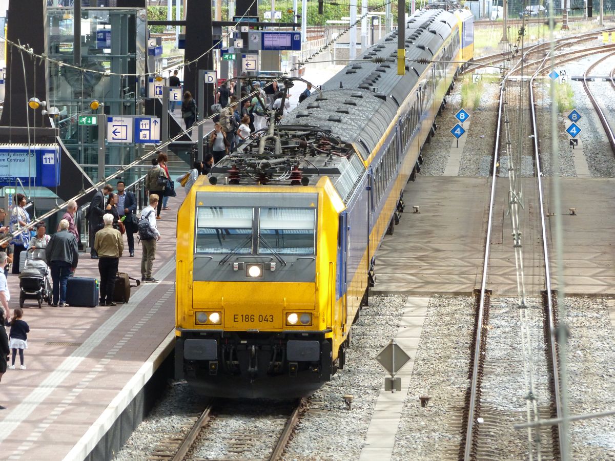 NS TRAXX Lok 186 043 (91 84 1186 043-3 NL-NS) Gleis 11 Rotterdam Centraal Station 04-08-2017.


NS TRAXX loc 186 043 (91 84 1186 043-3 NL-NS) spoor 11 Rotterdam Centraal Station 04-08-2017.