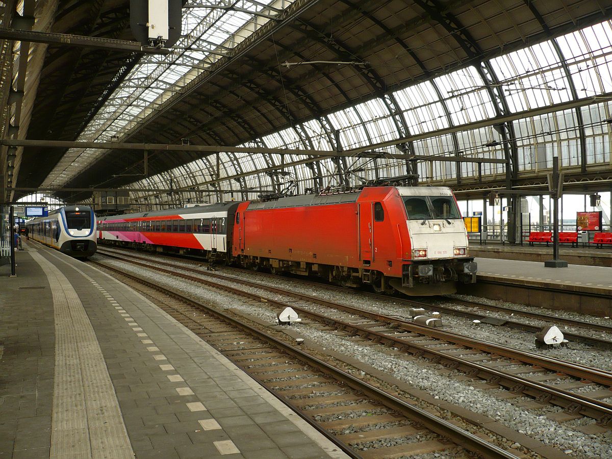 NS TRAXX lok 186 120 (91 84 1186 120-9) mit ICR Wagen Gleis 13 Amsterdam Centraal Station 19-02-2014.

NS TRAXX locomotief 186 120 volledig nummer 91 84 1186 120-9 met ICR rijtuigen op spoor 13 Amsterdam Centraal Station 19-02-2014.