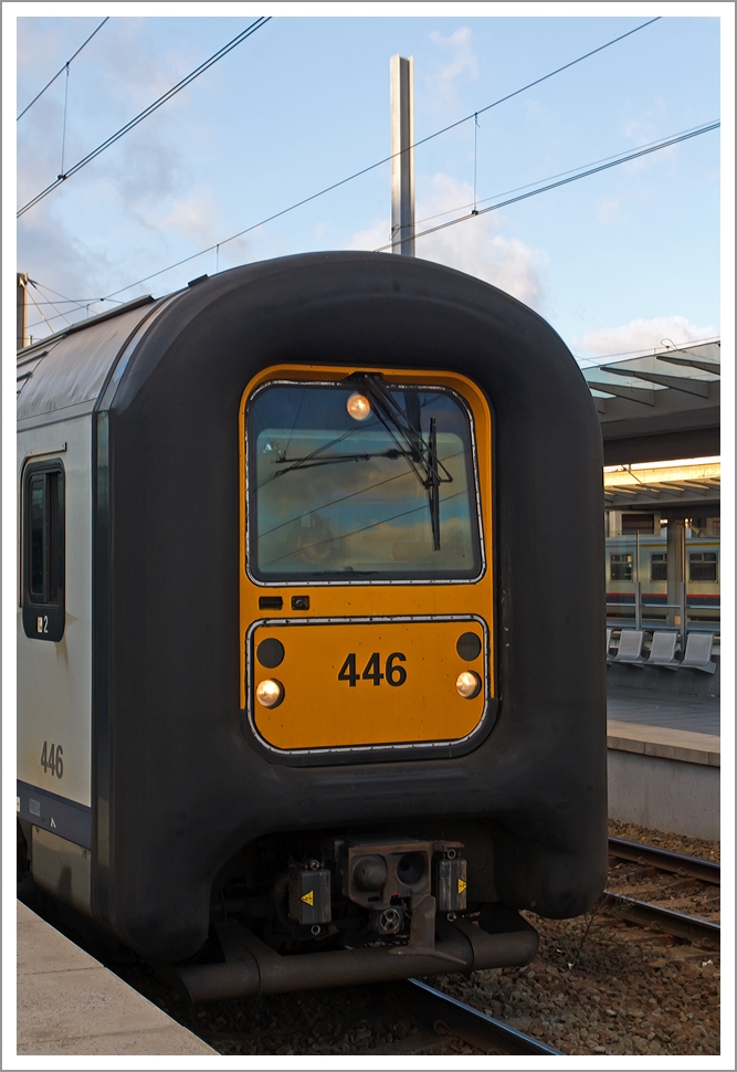 ....nun er hat die Gumminase im Detail nochmals fotografiert.

Detail Frontansicht der SNCB/NMBS Gumminase 446 AM 96 (AM=Automotrice), am 23.11.2013 im Bahnhof Brügge (Brugge).
