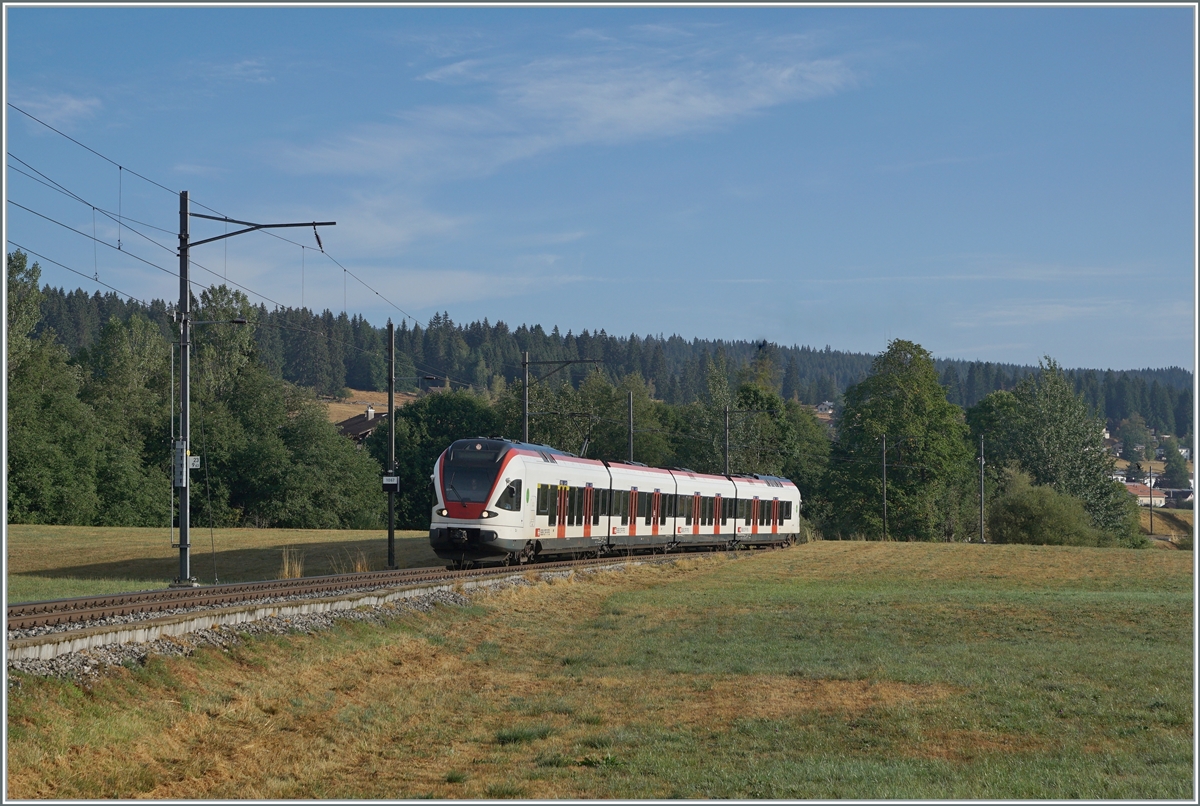 Nun haben auch wir unsere  Drei-Seen-Bahn : Die RER VAUD S2 von Aigle nach Le Brassus verbindet nicht nur recht kontrastreiche Landschaften, sie führt auch an drei Seen entlang: dem Lac Léman, dem Lac de Brent und dem Lac de Joux. A propos Wasser: Während der Genfersee durch die Rhone ins Mittelmeer mündet, entwässert sich die Orbe in die Nordsee doch der wenige Kilometer westlich von hier entspringende Doubs hingegen ins Mittelmeer. Das Bild zeigt den SBB RABe 523 022-7 (RABe 523 94 85 0 523 022-7 CH-SBB) als S2 24216 von Aigle kurz vor dem Ziel Le Brassus. 

15. August 2022