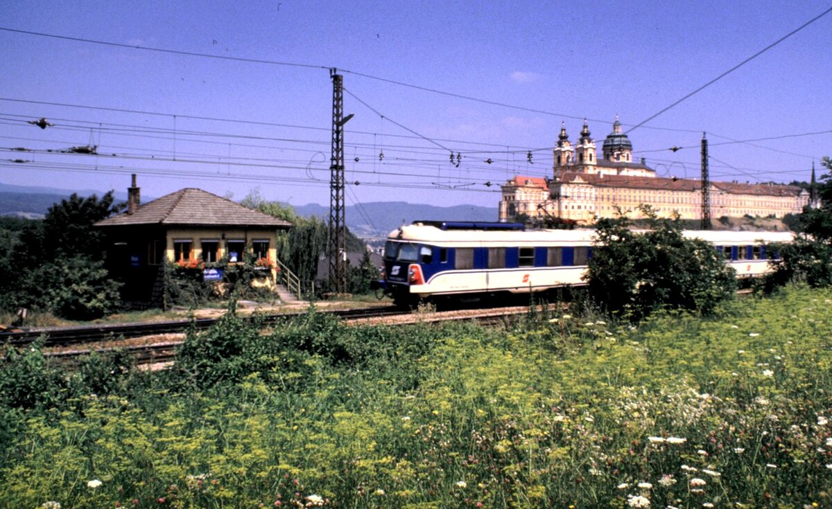 Nun kommen wieder eigene Fotos: ÖBB 4010 mit Stift Melk im Hintergrund am 06.08.1986.