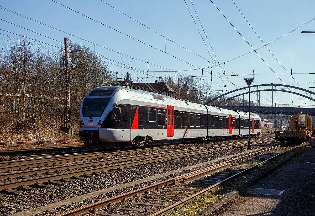 Nun mit DB-Logo.....
Der 3-teiliger Stadler Flirt (94 80 0427 105-2 D-DB / 94 80 0827 105-8 D-DB / 94 80 0427 605-1 D-DB) der DB Regio NRW, ex Abellio Rail NRW ET 23 2106  Plettenberg , ex ET 23006, fährt am 04.03.2022, als RB 91  Ruhr-Sieg-Bahn  (Siegen - Hagen), durch Kreuztal und erreicht gleich den Bahnhof Kreuztal.

Der FLIRT wurde 2007 von Stadler Pankow GmbH in Berlin unter der Fabriknummern 37674 / 37673 / 37675 gebaut und wurde 2014 modernisiert. Der Triebzug ist von Macquarie Rail (seit 2020 zu Akiem, vormals CBRail) geleast bzw. gemietet. Nach der Insolvenz der Abellio Rail NRW GmbH ist nun die DB Regio NRW wohl der Mieter.
