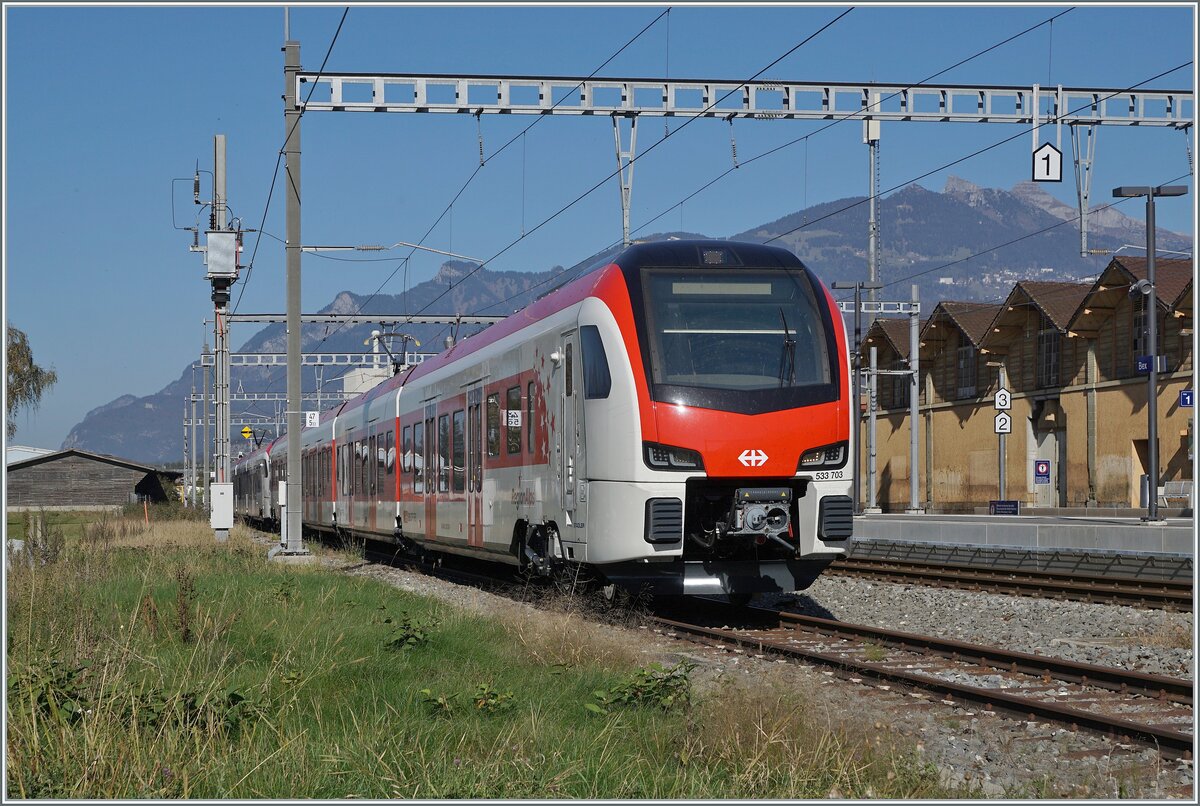 Nun werden sie wohl bald im Planbetrieb zu sehen sein die ersten neuen EVO RA Triebzüge, hier noch bei einer Testfahrt in Bex zu sehen: der neue RegionAlps RABe 533 703. Dahinter der SBB RABe 531 002. Interessanterweise ist der  RegionAlpes Triebzug trotz unterschiedlicher Farbgebung, einer anderen Einteilung der 1. Klasse und einer anderen Baureihen Bezeichnung ein SBB Triebzug, wie jedenfalls die UIC Nummer verkündet: RABe 94 85 0 533 703-0 CH-SBB.

30. Oktober 2024