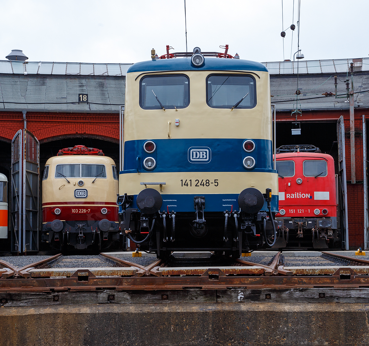 
Nun wieder in der blau/beige Sonderlackierung des  Karlsruher Zuges , diesen trug sie von 1977 bis 2000...........
Die 141 248-5, ex DB E 41 248, wird am 20.08.2016 beim Lokschuppenfest vom Südwestfälischen Eisenbahnmuseums in Siegen vor dem Ringlokschuppen präsentiert. Nach nun nach 16 Jahren in „Verkehrsrot“ wieder  in der Sonderlackierung des  Karlsruher Zuges , so war sie früher auch sehr oft auf der Ruhr-Sieg und der Dill-Strecke zu sehen. Sie war auch die einzige in dieser Versuchslackierung zum Karlsruher Wendezug (grün-beige), diesen trug sie 1977 bis 2000.
 
Die Lok wurde 1963 von Henschel unter der Fabriknummer 30451 gebaut, der elektr. Teil von Brown, Boveri & Cie AG (BBC). Im Jahr 2003 wurde sie z-gestellt, heute ist sie Eigentum vom DB-Museum Nürnberg und eine Leihgabe an das Südwestfälisches Eisembahnmuseum (Bw Siegen).

Von 1977 bis 1995 war der  Knallfrosch“ dem BW Hagen-Eckesey zugeteilt, im Januar 1977 erhielt sie den asymmetrischen S-Bahn-Versuchslack, der der allgemeinen ozeanblau-beigen Farbgebung ähnelt. Die Lok sollte immer mit der gleichen Seite an einem mit blauen Fensterband umgerüsteten Versuchszug der BD Essen aus umgebauten Silberlingwagen für den S-Bahn-Verkehr am Zug hängen, damit Lok und Wagen farblich harmonierten. Dieser Zug, der sogenannte „Karlsruher Zug“, war der Prototyp für die bis heute zahlreich eingesetzten S-Bahn-Züge, gebildet aus Lokomotiven der Baureihen 111 bzw. 143 und drei bis fünf x-Wagen.