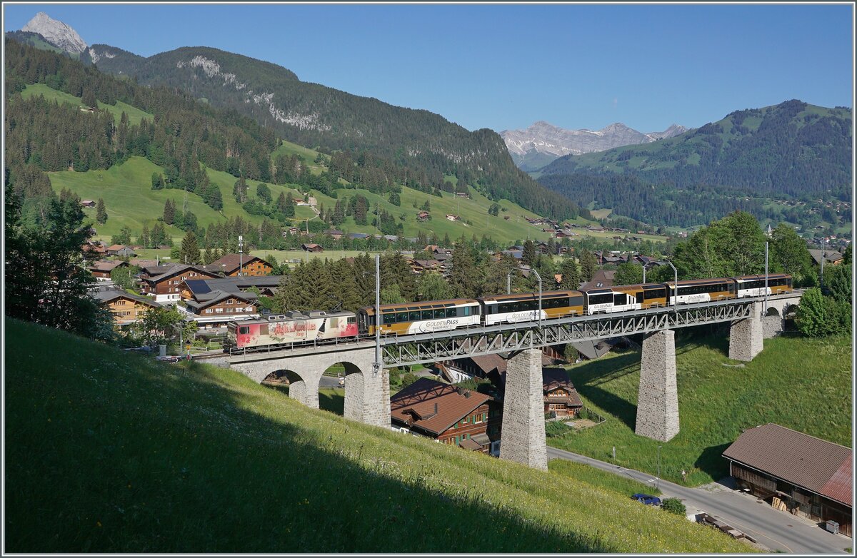 Nur im Sommer, am Morgen liegt die Grubenbachbrücke herrlich im Licht: Die MOG GDe 4/4 6006 ist mit einem GoldenPass Panoramique Express auf dem Weg von Zweisimmen nach Montreux.

2. Juni 2020