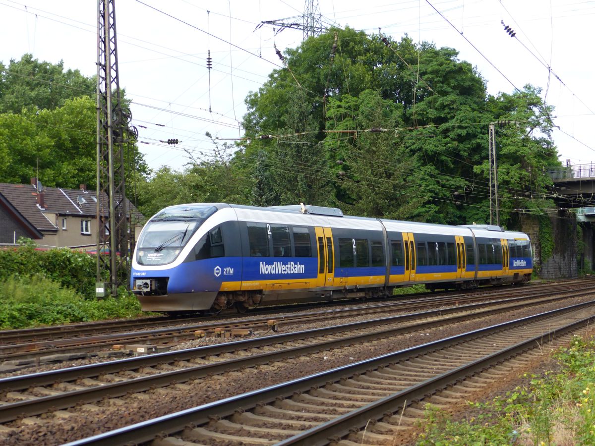 NWB (Nord West Bahn) Bombardier Talent Triebzug VT 643 341 (95 80 0943 341-7 D-NWB) Hoffmannstrasse, Oberhausen 08-07-2016.

NWB (Nord West Bahn) Bombardier Talent dieseltreinstel VT 643 341 (95 80 0943 341-7 D-NWB) Hoffmannstrasse, Oberhausen 08-07-2016.