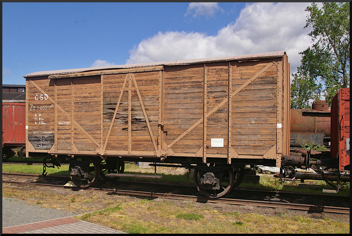 Obwohl ČSD am Wagen steht, muss er aufgrund der Speichenräder älter sein. Der ČSD Zz 1-00017 stand 21.05.2022 im Eisenbahnmuseum Jaroměř.