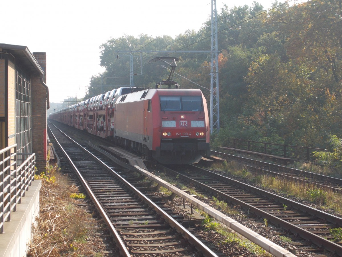 Obwohl es,am 05.Oktober 2014,Sonntag war kam nachdem ich ein paar Minuten zuvor schon einen Güterzug fotografierte hatte,der nächste Güterzug aus Richtung Frankfurt/Oder.Diesmal fotografierte ich wieder in Berlin Rahnsdorf aber diesmal war es 152 100 die mit einem Autozug mir vor die Linse kam.