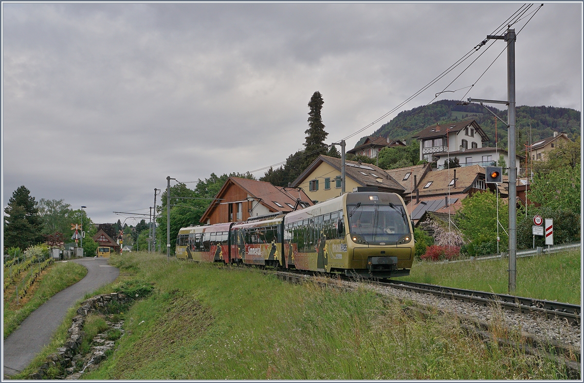 Obwohl die MOB Be 4/4 (Serie 5000) anfangs im  Vorortsverkehr  von Montreux im Einsatz standen, werden die vier Züge nach ihrem Umbau zu ABt - Be 4/4 - Bt vorwiegend auf der Strecke in die Lenk eingesetzt, ein Umstand, der den Züge den Namen  Lenkerpendel  eingebracht hat. 

Neuerdings, und wohl nur vorübergehend kommen jeweils am Wochenende die  Lenkpendel  in IR/PE (!) Umläufen bis nach Montreux, Grund genug, den PE 2111 auf der Fahrt von Zweisimmen nach Montreux bei der Durchfahrt in Planchamp fotografisch festzuhalten. 

2. Mai 2020