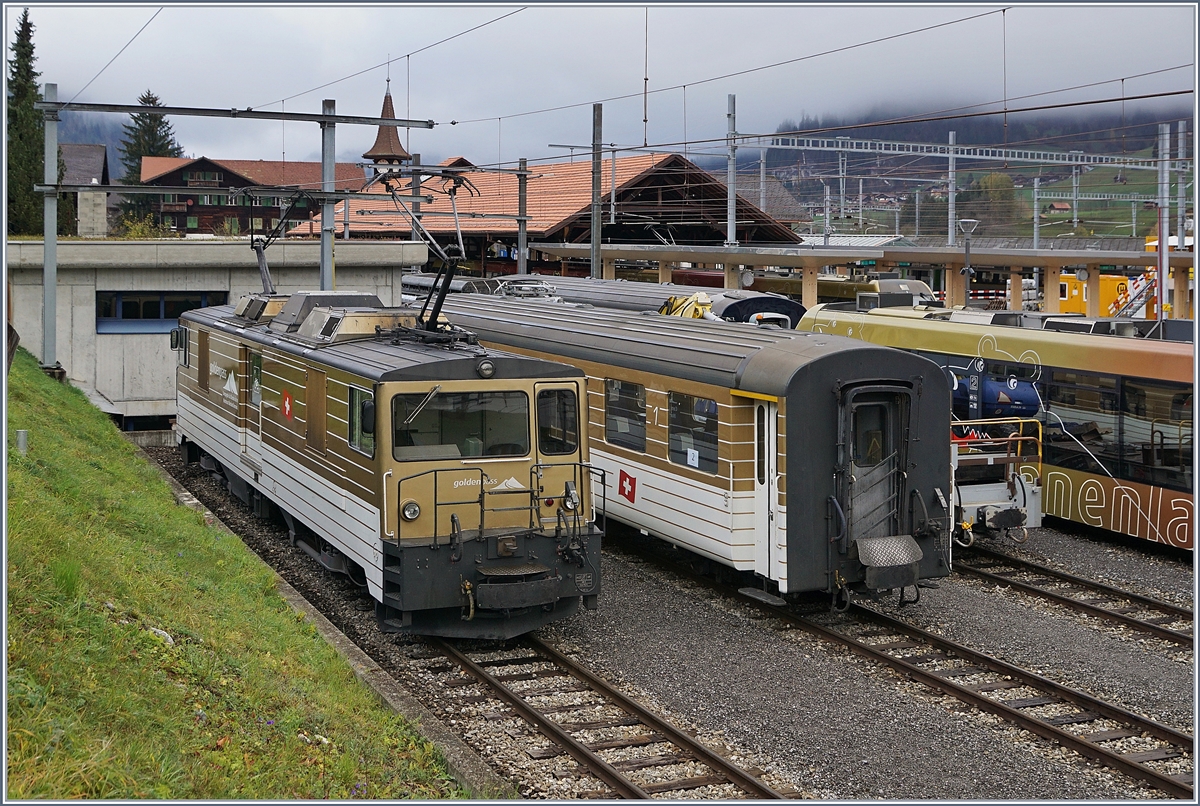 Obwohl die MOB erneut ihre Fahrzeuge umlackiert, zeigen diese in Zweisimmem Stehnden GDe 4/4 und der deklasierte A in der wenige geliebtne  GoldenPass -Gold-Lackierung.
30. Okt. 2017