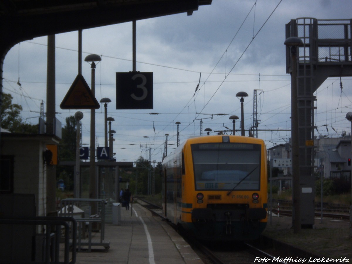 ODEG VT 650.86 als R3 mit Ziel Neustrelitz Hbf im Bahnhof Waren (M�ritz) am 16.6.14