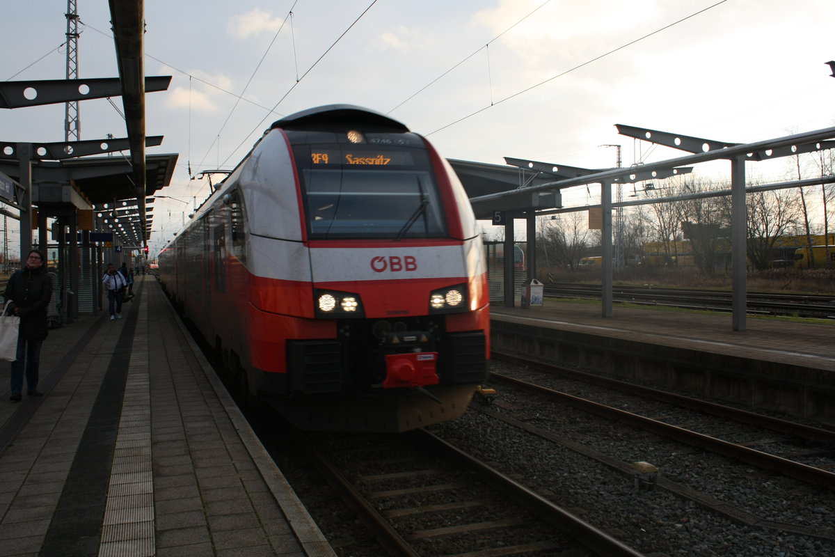 �BB / ODEG 4746 053/553 als RE9 mit ziel Sassnitz im Bahnhof Rostock Hbf am 23.12.19