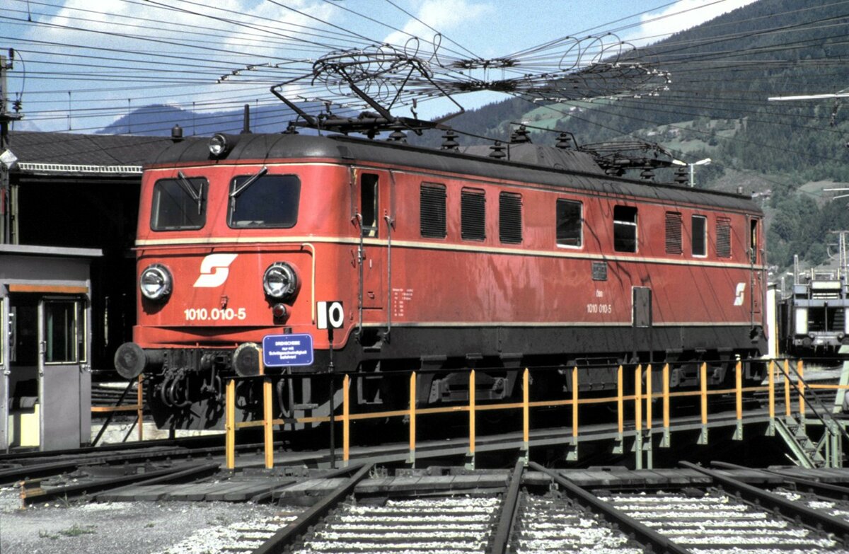 ÖBB 1010.010-5 in Hieflau am 15.08.1986.