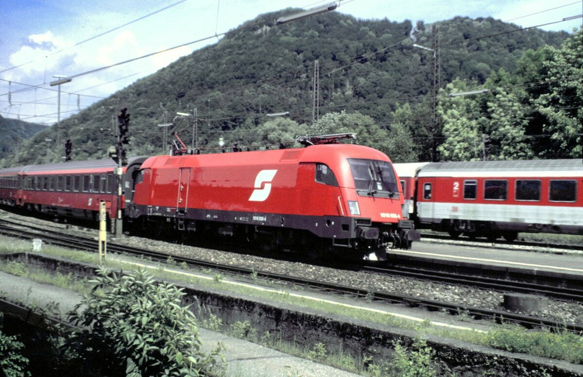 �BB 1016 036-4 mit EC Mozart in Geislingen/Steige am 29.05.2001.