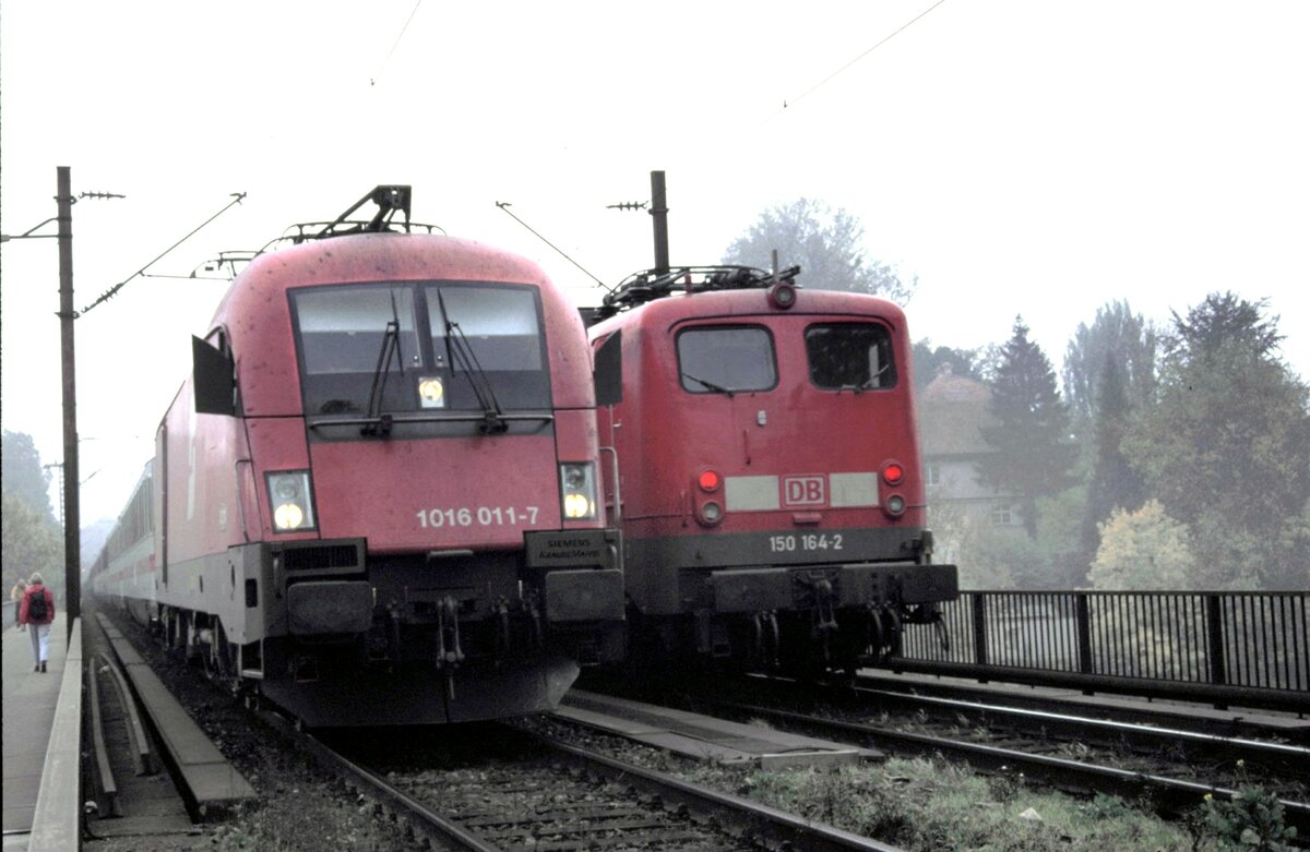 ÖBB 1016.011-7 und DB 150 164-2 auf der Donaubrücke in Ulm am 25.11.2001.