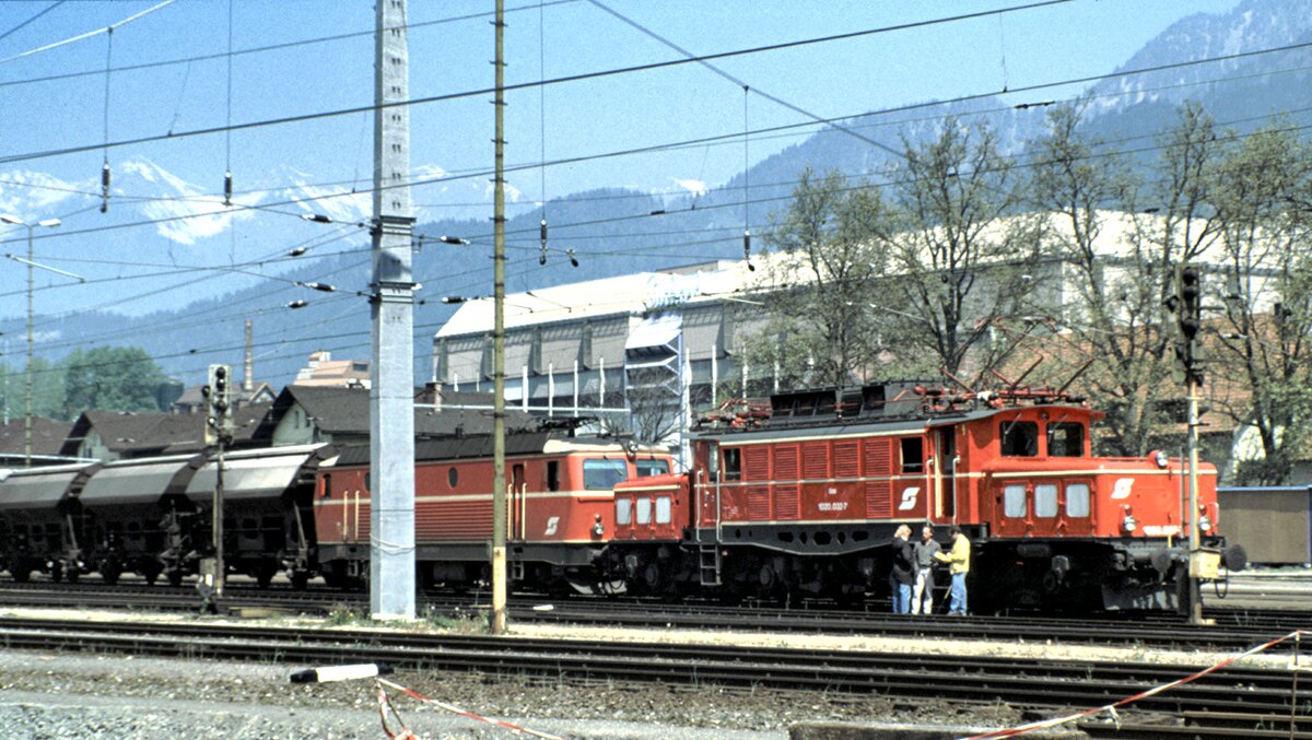 ÖBB 1020.032-7 und 1044 in Bludenz im März 1989. Die 1020 ist frisch aus der Werkstatt gekommen und wird für eine Testfahrt zum Güterzug als Vorspann über dem Arlberg gegeben.