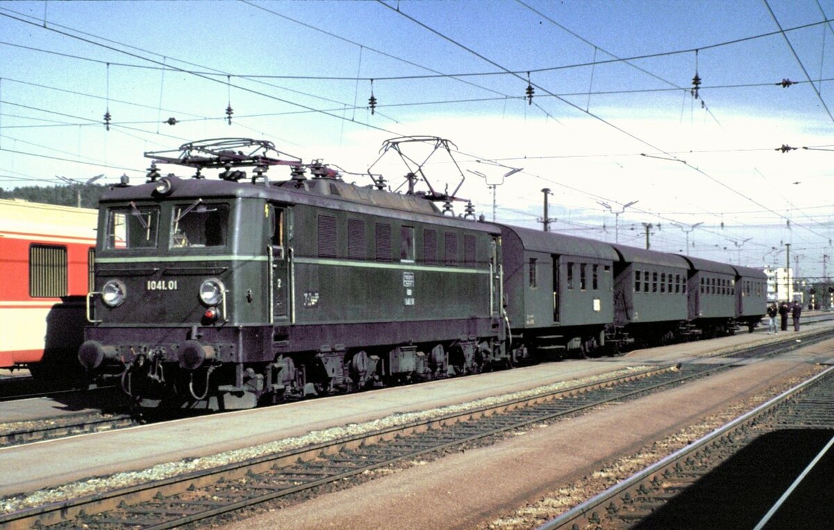 �BB 1041.01 mit Personenzug in Attnang-Puchheim am 05.10.1981.