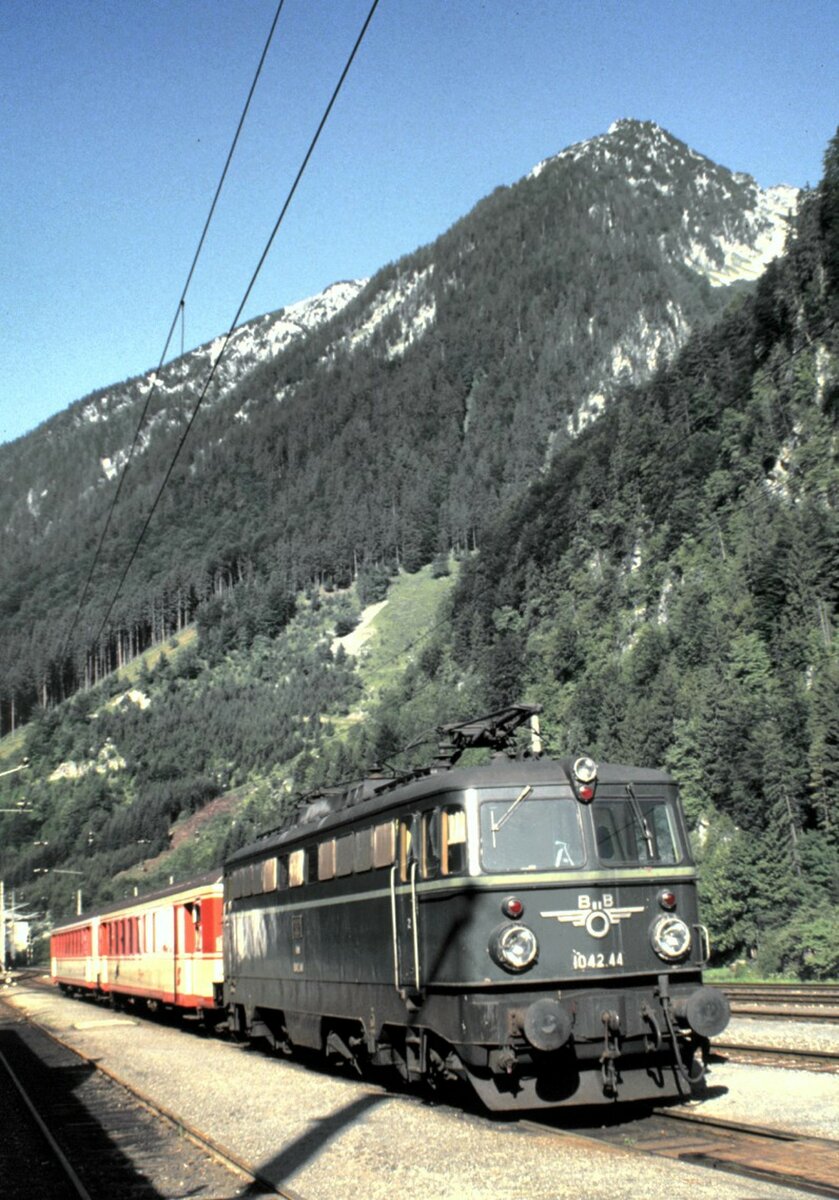 ÖBB 1042.44 in Hieflau am 17.08.1986.
