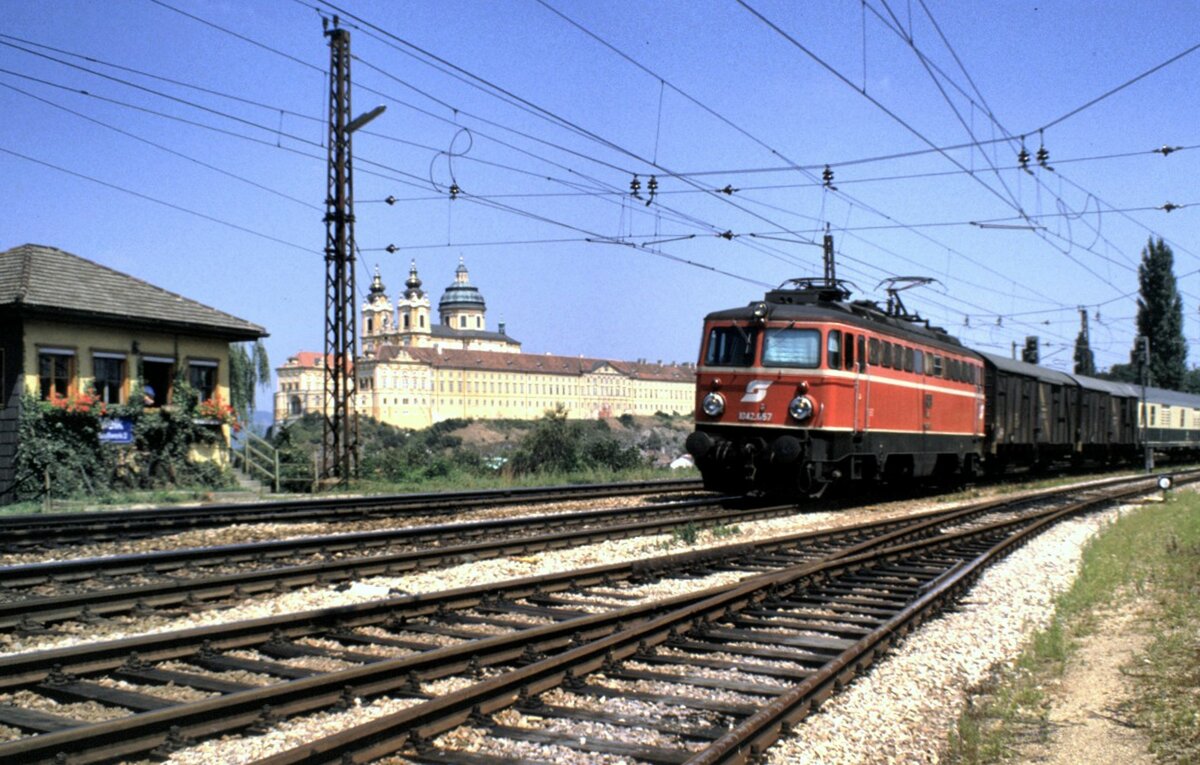 ÖBB 1042.657 in Melk mit dem bekannten Loster im Hintergrund am 06.08.1986. Heute leider mit Schallschutzwänden verbaut.