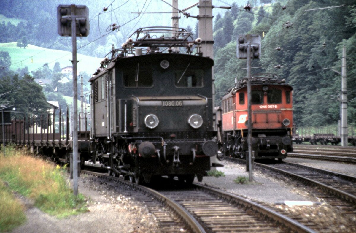 ÖBB 1080.06 und 1245.007-8 in Hieflau am 13.08.1986.