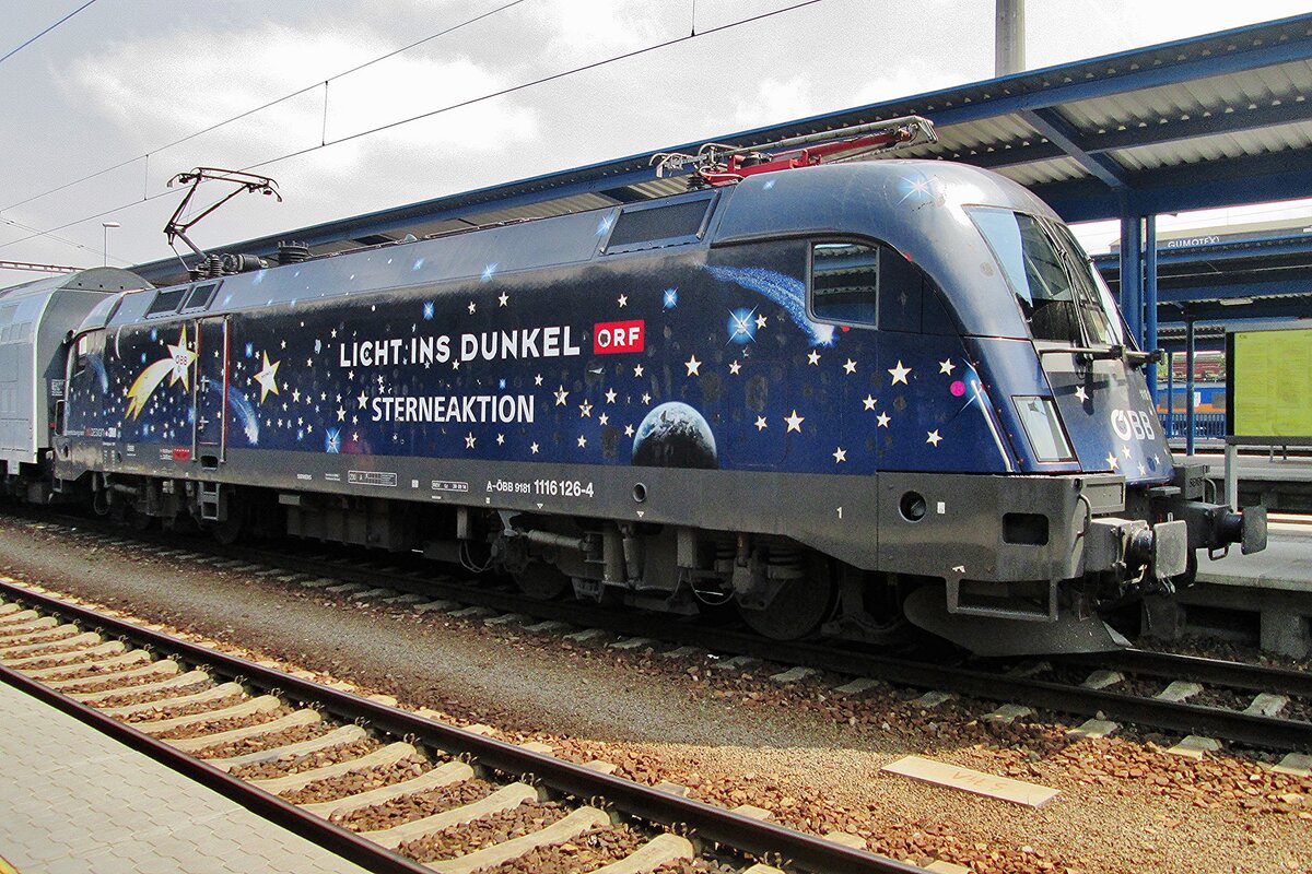 ÖBB 1116 126 steht noch mit Lichts ins Dunkel am 5 Mai 2016 in Breclav. Kurz nach dieses Bild wurde der Werbung leider entfernt.