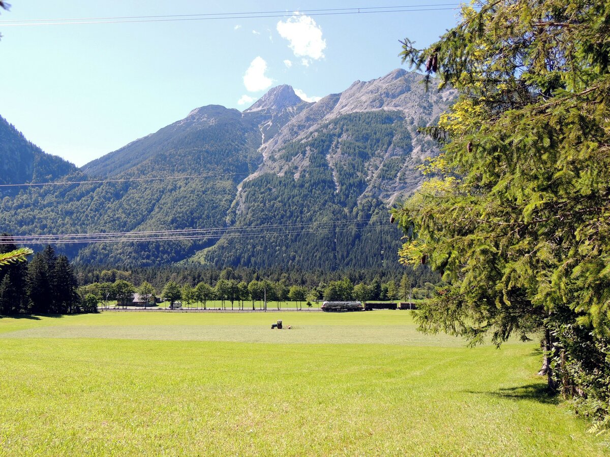 ÖBB 1116 mit Werbung für 175 Jahre ÖBB bei Mittenwald am 17.08.2012.