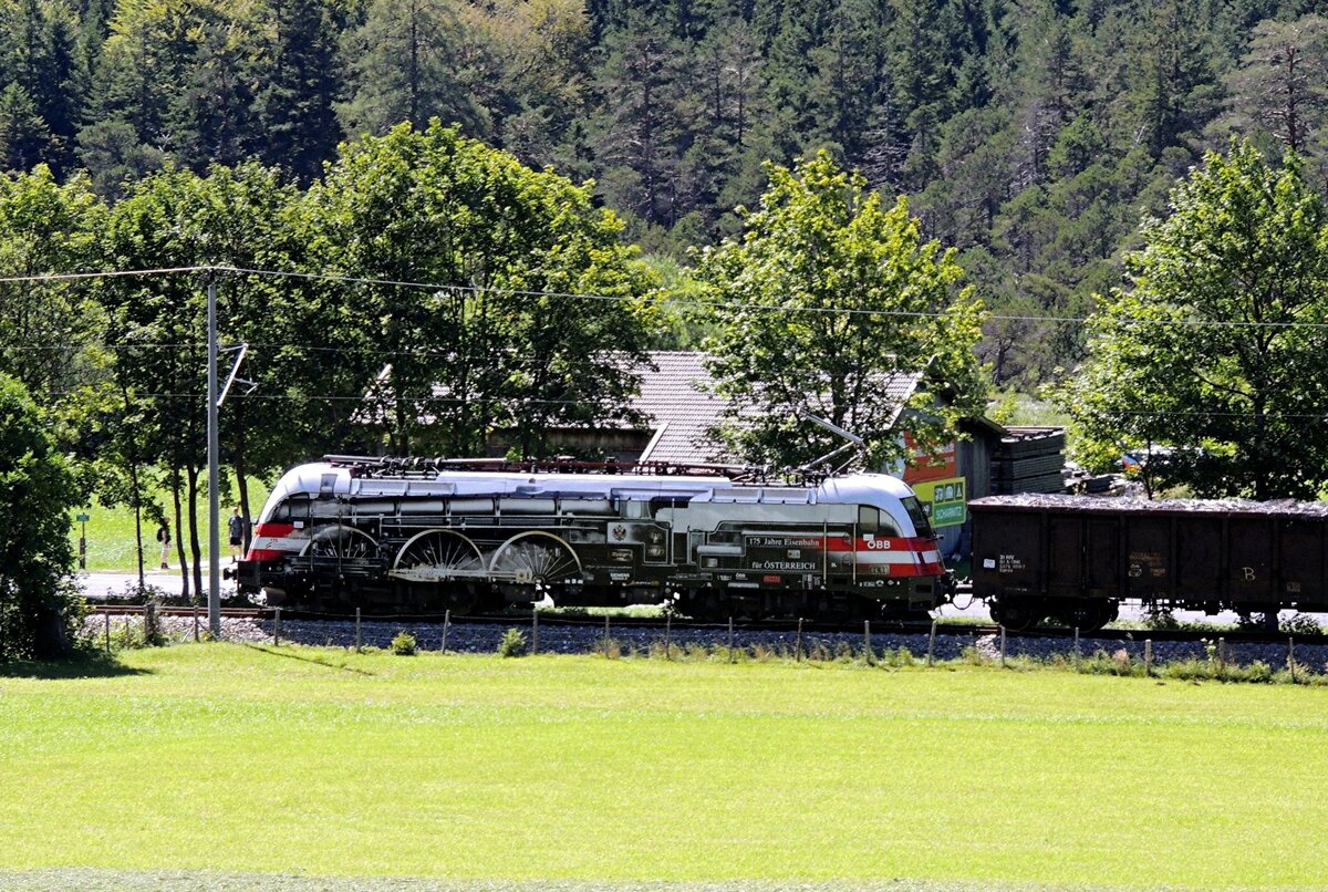 ÖBB 1116 mit Werbung für 175 Jahre ÖBB bei Mittenwald am 17.08.2012.