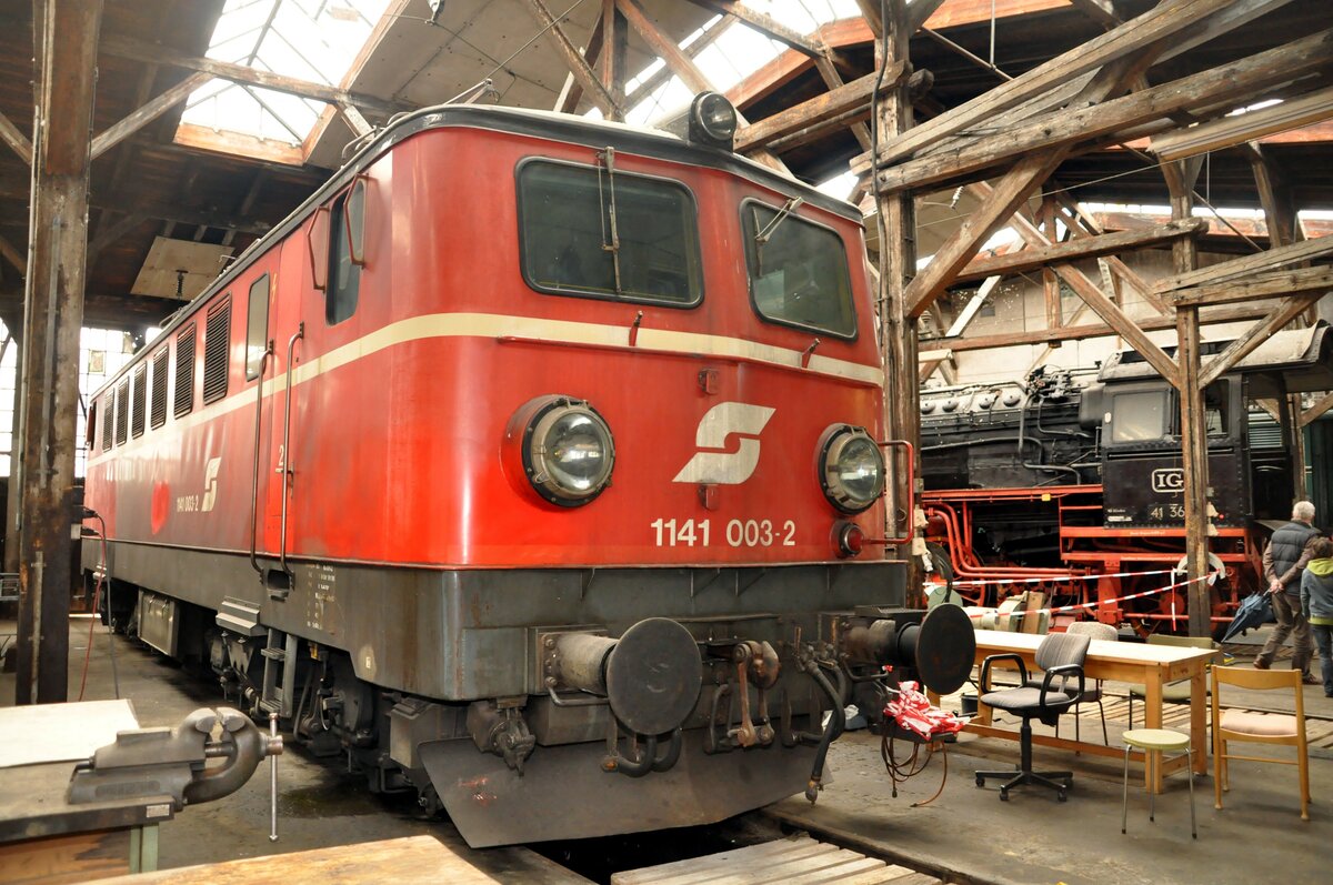 ÖBB 1141 003-2 im Bahnpark Augsburg am 25.10.2009.