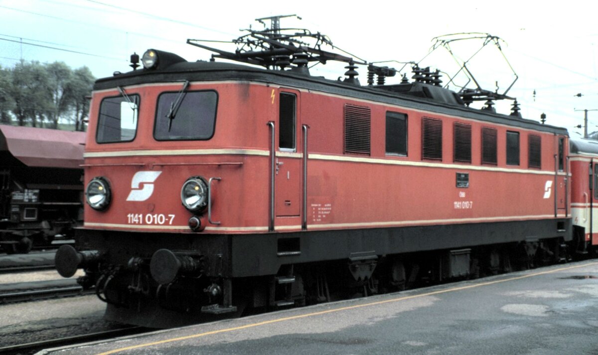 ÖBB 1141.010-7 in Schärnding am 03.05.1988.
