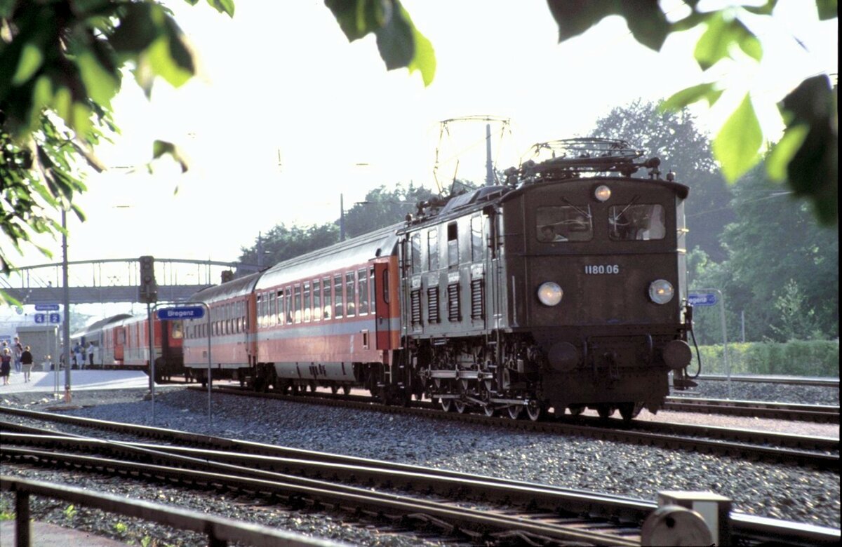 �BB 1180.06 rangiert Kurswagen in Bregenz am 08.07.1984.