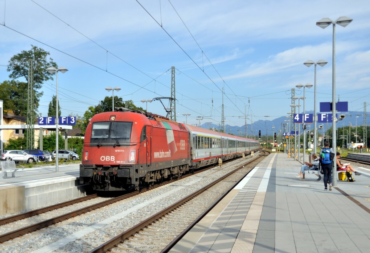 ÖBB 1216 015 bzw. FS E190 015 mit Aufschrift: www.bahn.com/it  und IC in Roseneim am 11.08.2022.