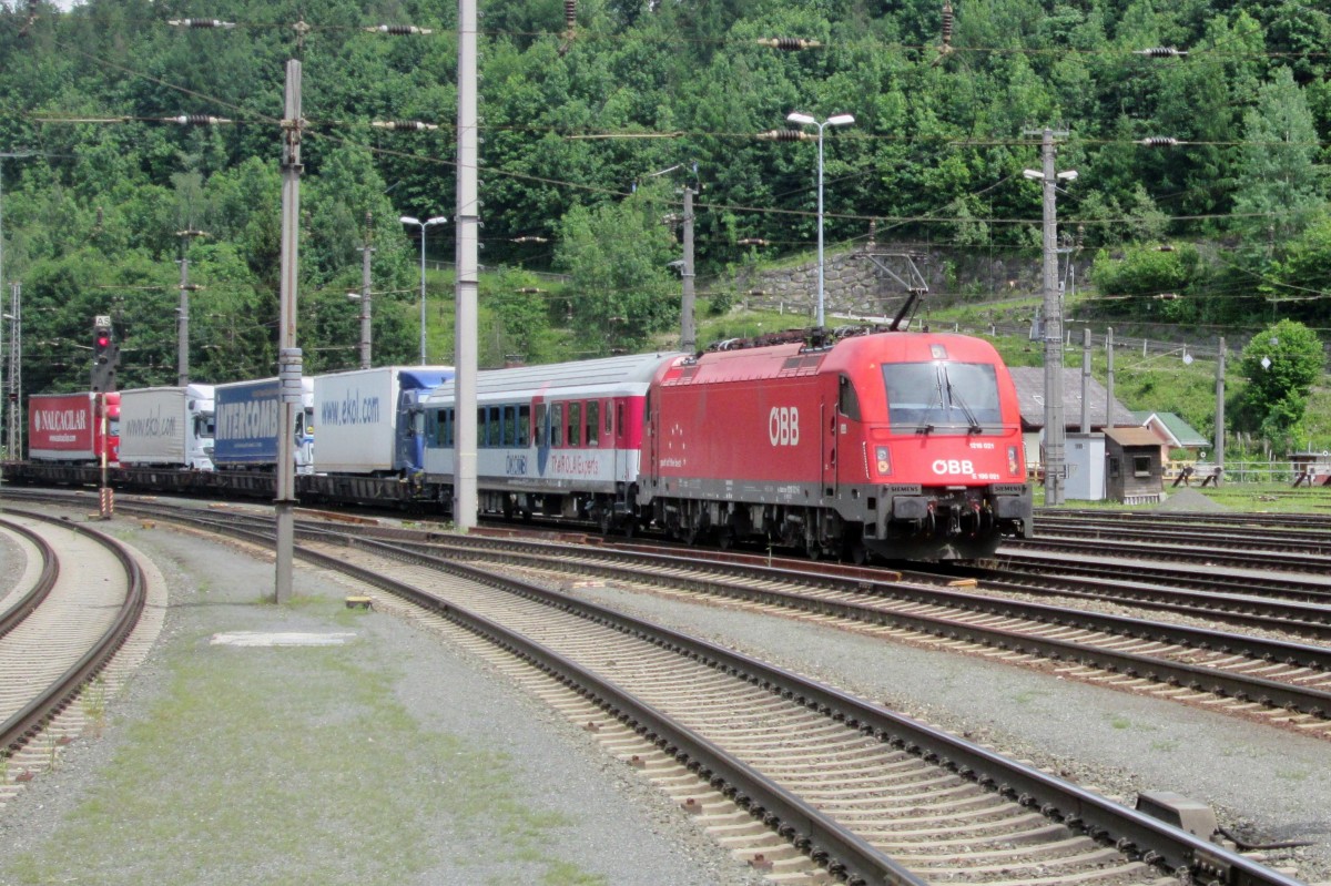 �BB 1216 021 treft am 3 Juni 2015 in Schwarzach Sankt-Veit ein. 