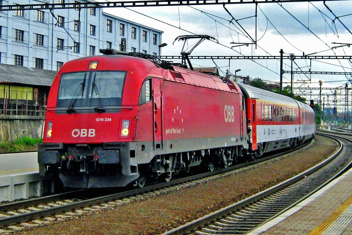 �BB 1216 234 zieht ein EC durch Praha-Liben am Abend von 13 Mai 2012.
