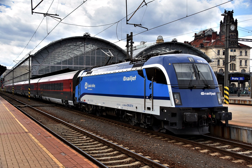 ÖBB 1216 237-8 stand mit den railjet in praha hl.n. 04.08.17