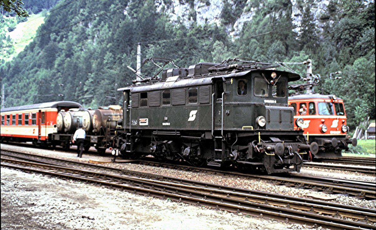 ÖBB 1245.006-2 und 1042 in Hieflau am 26.08.1987.