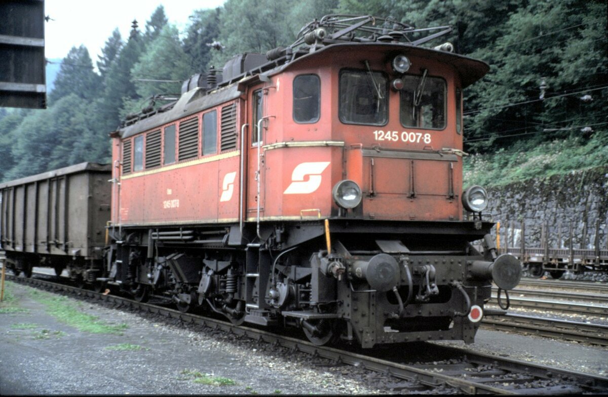 ÖBB 1245.007-8 in Hieflau am 13.08.1986.