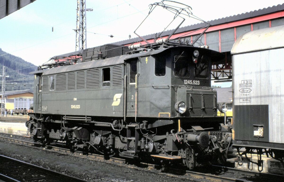 ÖBB 1245.523 in Selztal am 17.08.1986.