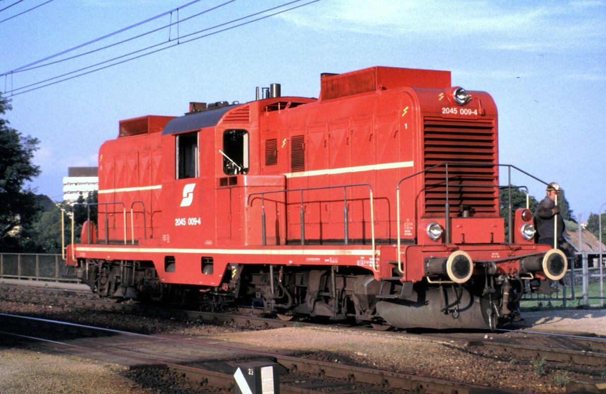 ÖBB 2045.009-4 in Krems am 05.08.1986.