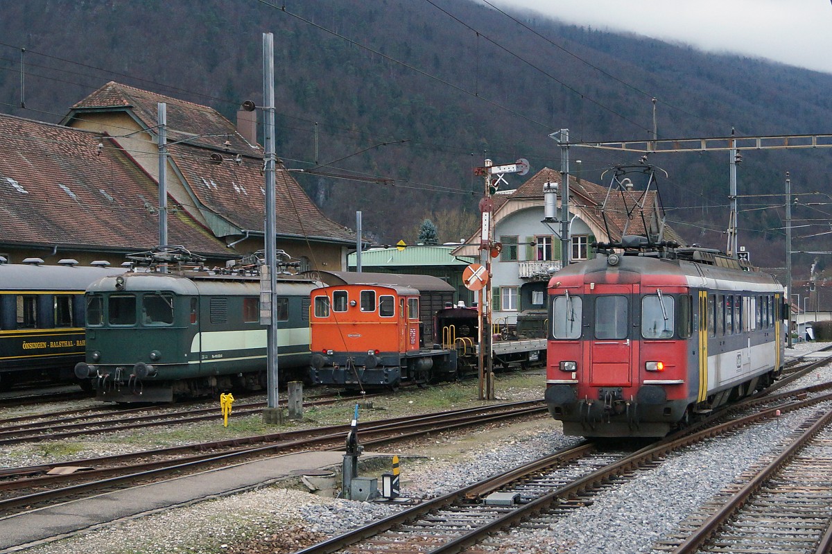 OeBB: Anstelle der Re 4/4 | 10009 stand am 3. Dezember 2014 der OeBB RBe 4/4 205 im Gterdienst. Bei der Ausfahrt Balsthal begegnete er der grnen Re 4/4 | 416 628-6. Auch auf dem Bahnhof Balsthal erinnert noch ein Flgelsingnal an frhere Zeiten.
Foto: Walter Ruetsch 