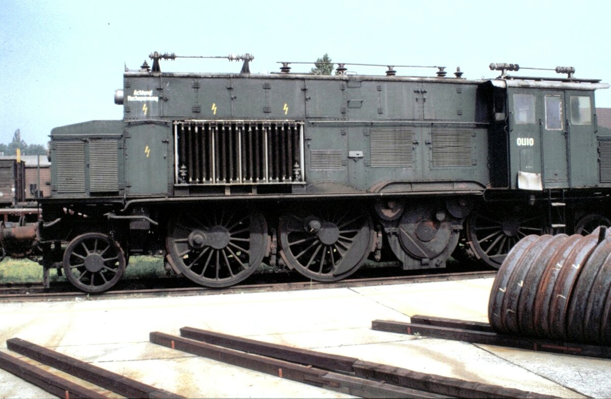 ÖBB Heizlok Nr. 01.110 ex BR 1073 in Linz, Ausbesserungswerk am 11.06.1982.