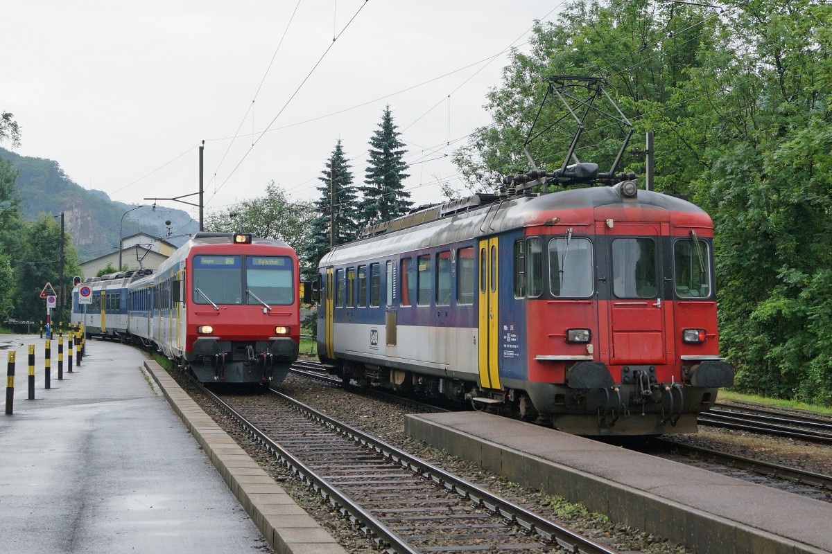 OeBB: Nicht allt�gliche Zugskreuzung in der Klus bei Balsthal am 16. Juni 2015 mit dem RBDe 4/4 206 und dem Regionalzug mit dem RBDe 207, beide Fahrzeuge ehemals SBB.
Foto: Walter Ruetsch 