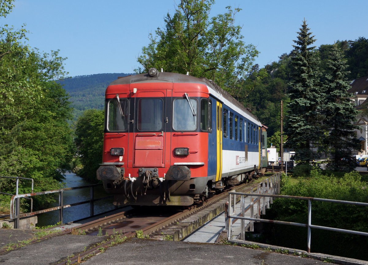 OeBB: Noch immer warten die ehemaligen SBB Triebfahrzeuge RBe 540 und BDe 4/4 651 in der Klus bei Balsthal auf die Verschrottung. Seit der letzten Aufnahme vom 18. März 2015 stehen die beiden Abbruch-Kandidaten auf einem fotogeneren Standort. Die Aufnahme ist am 22. Mai 2015 entstanden.
Foto: Walter Ruetsch